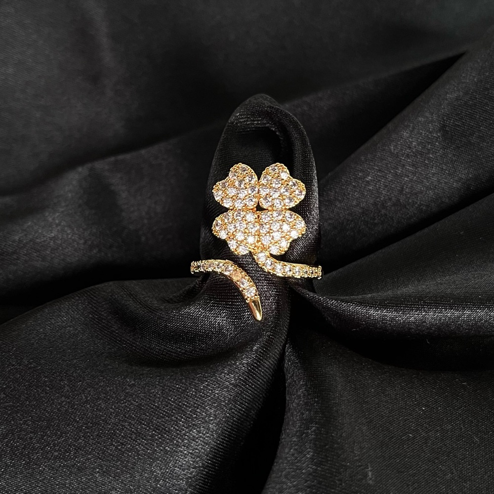 Clover adjustable ring